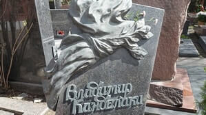 Барельефная форма задаст динамику даже без изображения лица